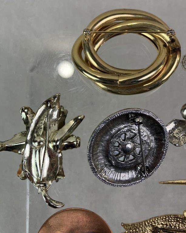 Thirteen Vintage Brooches - 7