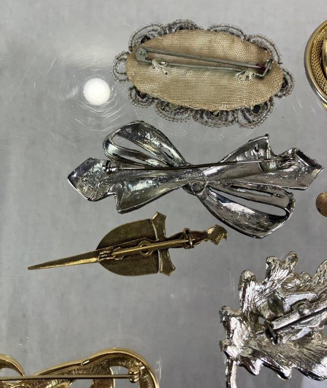 Thirteen Vintage Brooches - 9
