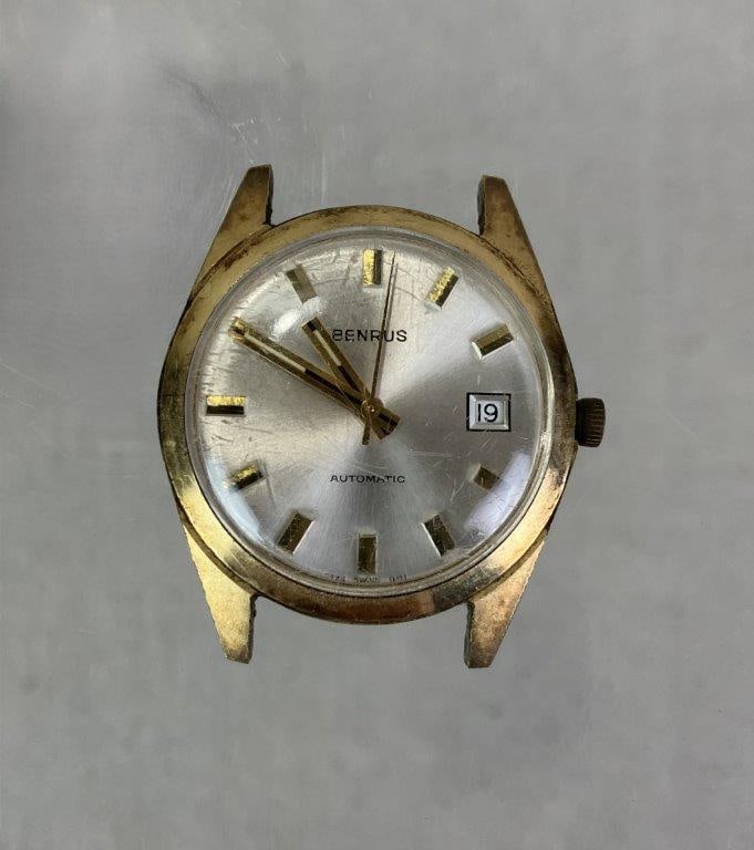 Vintage Benrus Goldtone Watch Head: Vintage Benrus watch head featuring dial and movement housed within a goldtone bezel and case. Measures approx. 1 5/8" H x 1 1/2" W. In good overall vintage condition with general wear to metal
