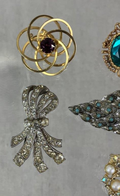 Seven Vintage Brooches - 2