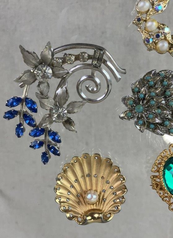 Seven Vintage Brooches - 4