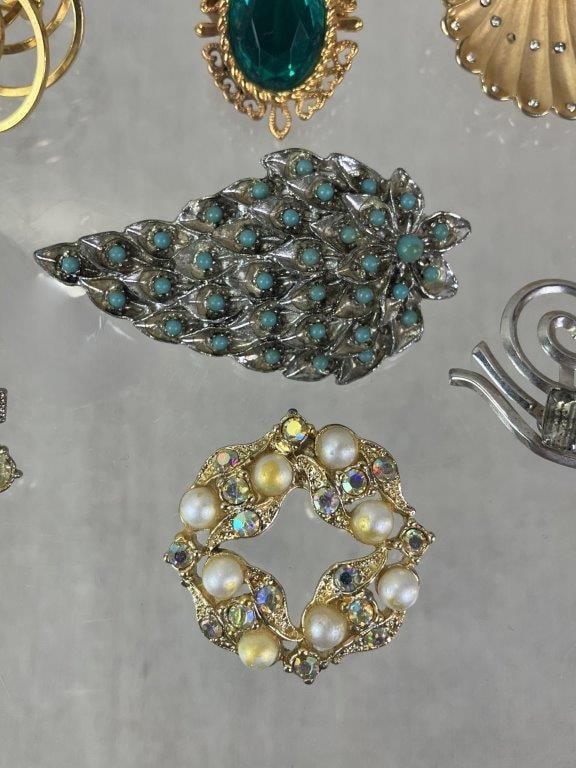 Seven Vintage Brooches - 5