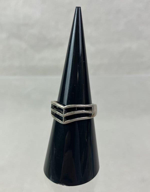 Sterling Silver Modern Geometric Ring: Sterling silver ring featuring a modern geometric design set upon a simple, streamlined band. Marked for silver content. Ring size approx. 6. Total weight approx. 3.20g. In good overall condition with