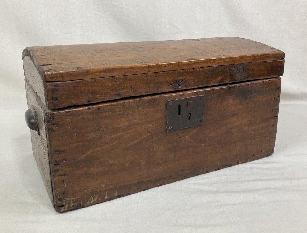 Diminutive Chest (1 of 8)