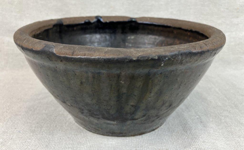 Alkaline Glaze Georgia Stoneware Bowl: A quintessential example of Southern folk pottery featuring the distinct olive-to-brown alkaline glaze characteristic of the Georgia region. This bowl exhibits a traditional deep-curving form and a
