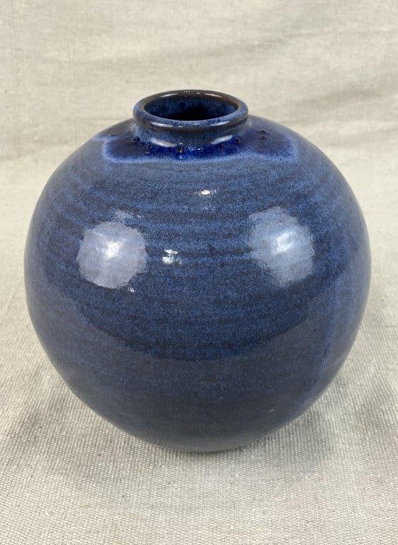 Zedith Teague Garner Pottery Vase: Stoneware vase signed on the base with the artist’s initials “Z T G,” and Teague for Zedith Teague Garner (1927–1976), part of the historic Seagrove, North Carolina pottery