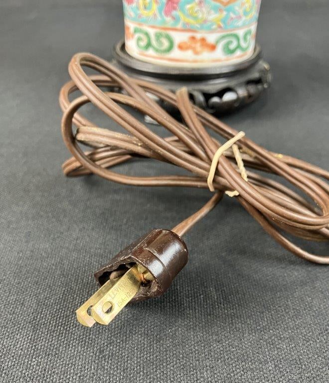 Chinese Rose Medallion Porcelain Lamp - 8