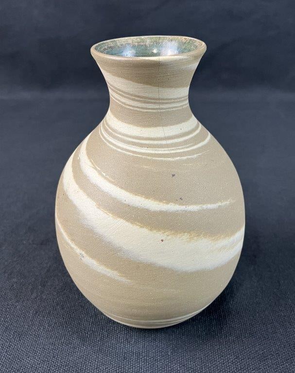 Gordy Studio Pottery Swirl Vase: Signature form featuring a distinctive swirl clay pattern, signed with an incised signature on the base. William J. Gordy (1910–1993) was a Georgia potter known for functional pottery rooted in