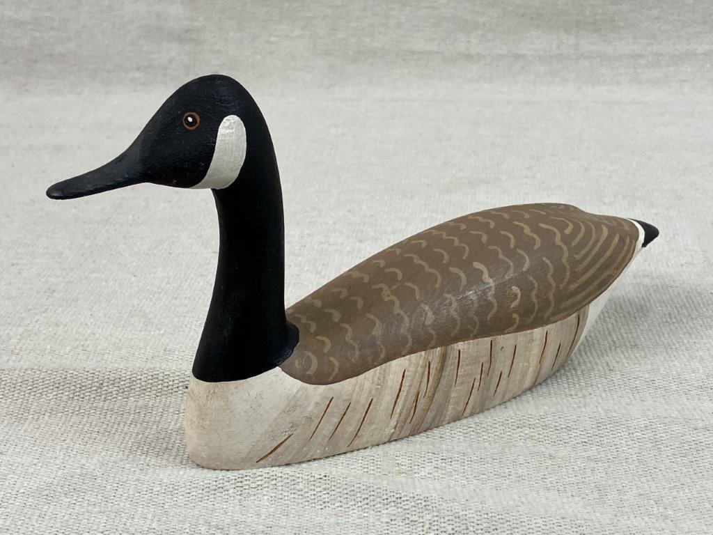Small John Day Carved Canadian Goose Decoy (1 of 9)