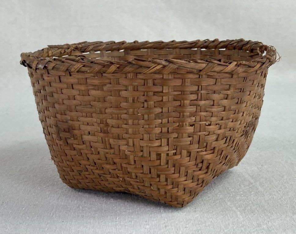 Small Native American Basket (1 of 5)