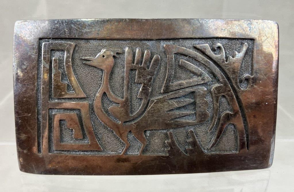 Chuck Lindsay Navajo Belt Buckle: An expertly crafted rectangular sterling silver belt buckle by Navajo silversmith Chuck Lindsay, featuring a slightly convex form. The central field depicts a stylized roadrunner in motion, an iconic