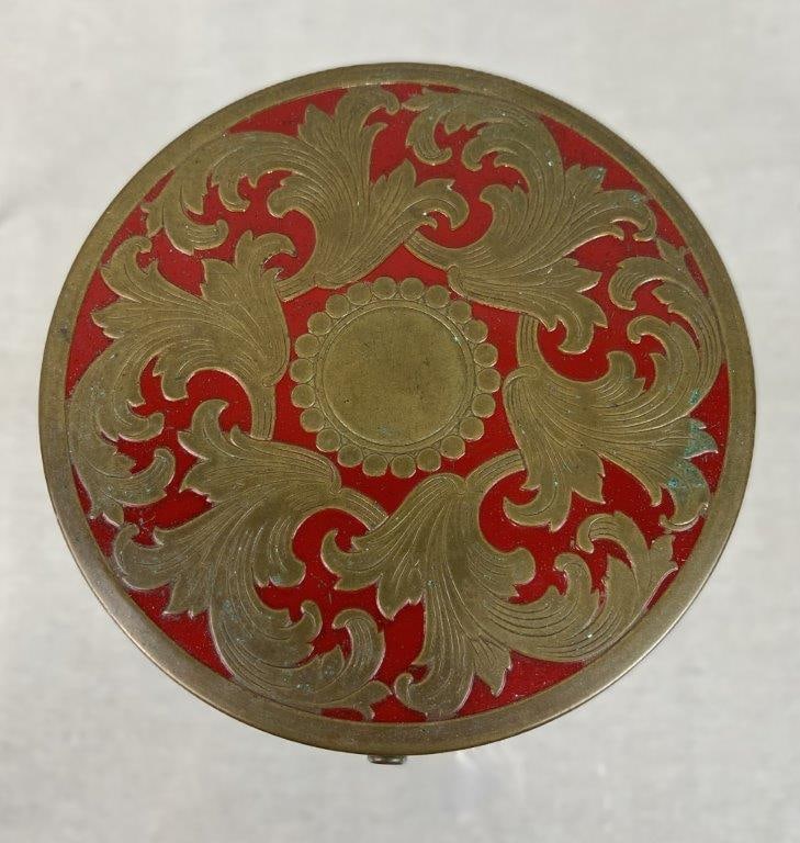 Vintage Rex Fifth Avenue Powder Compact: An elegant mid-century "flapjack" style powder compact by Rex Fifth Avenue, featuring a striking design of raised brass foliage scrolls set against a vibrant red enamel base. The interior retains its