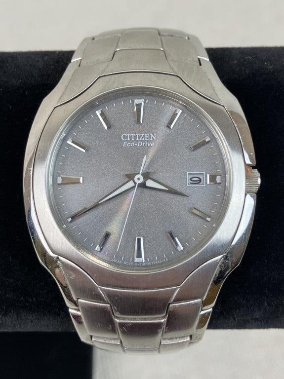 Citizen Eco-Drive Paradigm Men's Watch: A sleek and modern men's timepiece from the "Paradigm" collection by Citizen, featuring a silver-tone stainless steel construction. This watch is powered by the Eco-Drive E111 movement, which