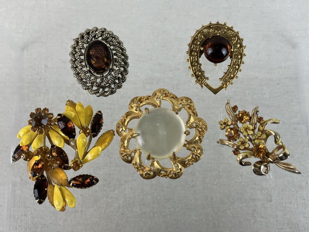 Assortment of Vintage Clip-On Earrings and Brooches - 11