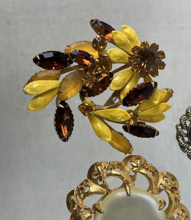 Assortment of Vintage Clip-On Earrings and Brooches - 15