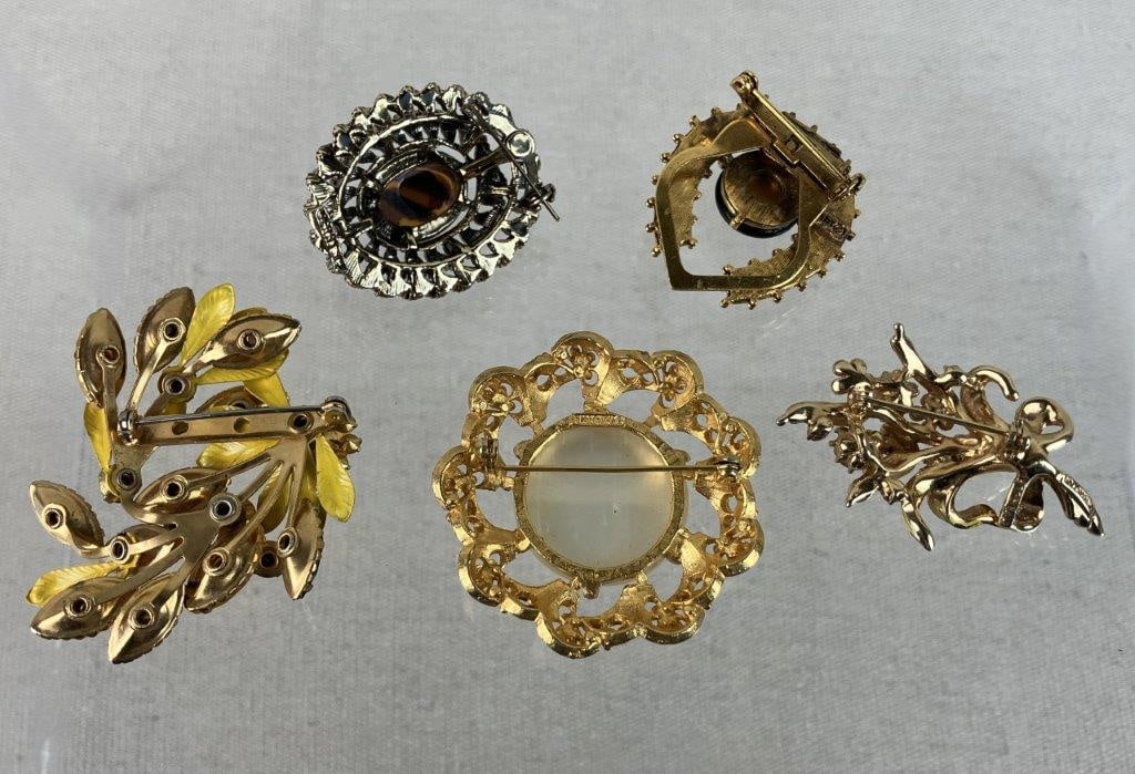 Assortment of Vintage Clip-On Earrings and Brooches - 16