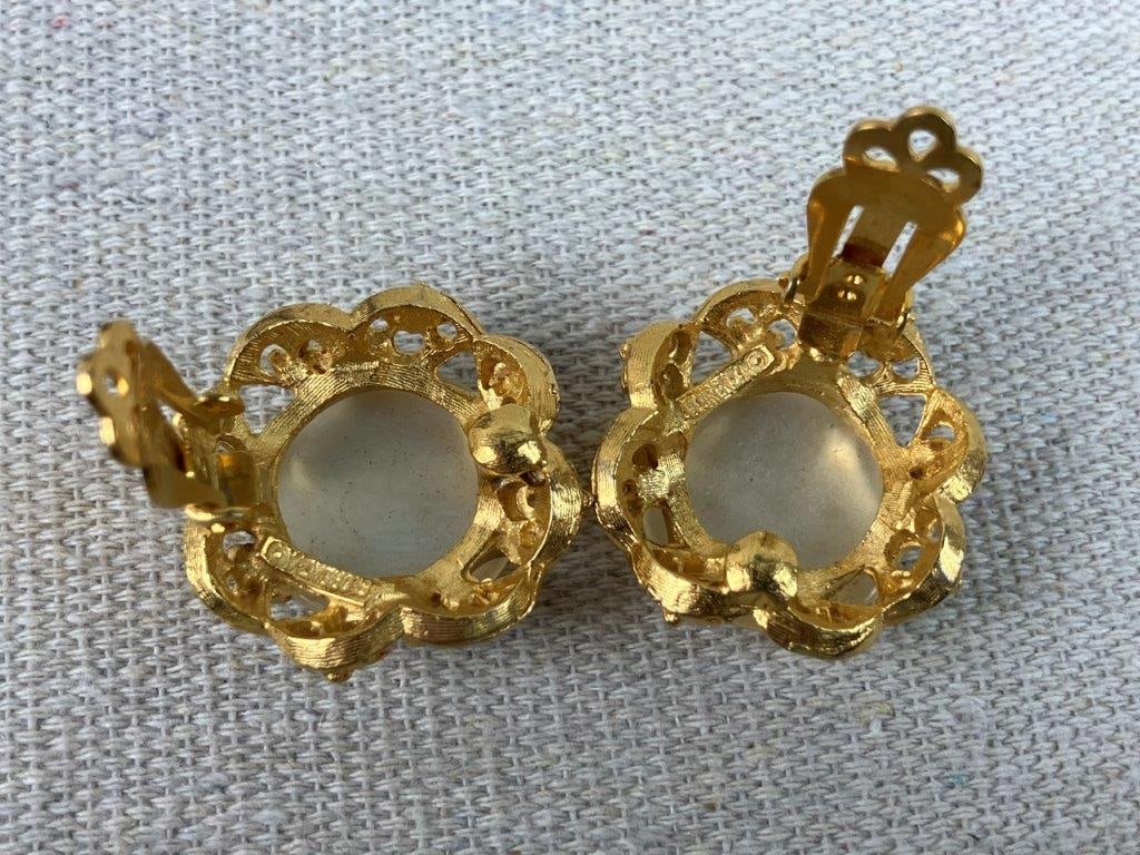 Assortment of Vintage Clip-On Earrings and Brooches - 7