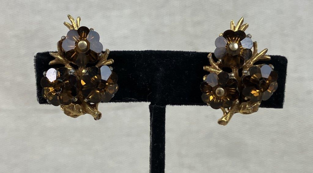 Assortment of Vintage Clip-On Earrings and Brooches - 8