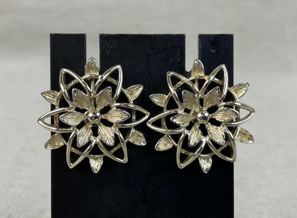 Sarah Coventry Floral Brooches and Earrings - 4