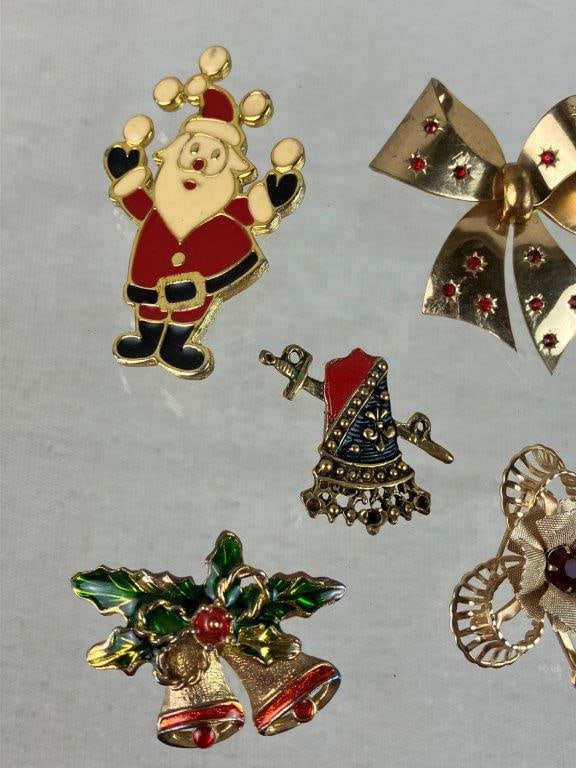 Assortment of Christmas and Plant Brooches - 2