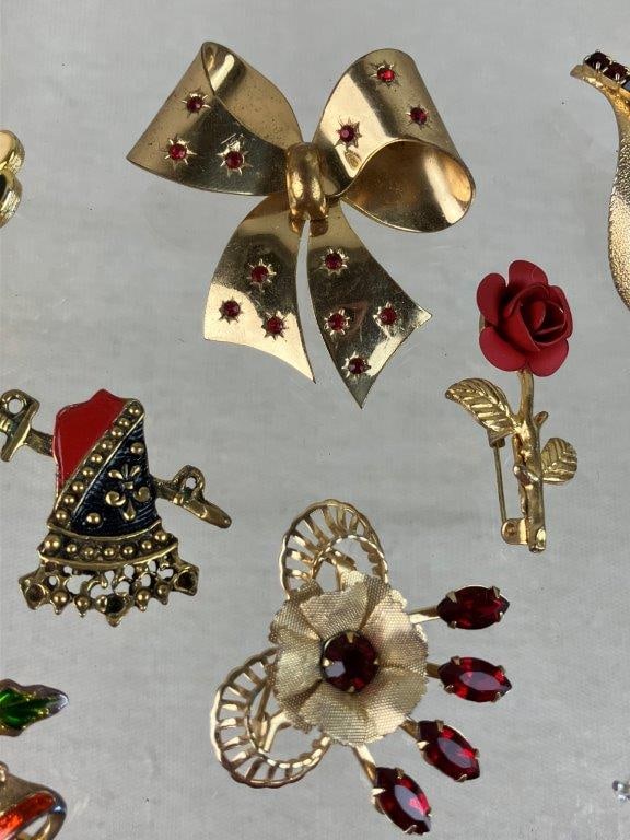Assortment of Christmas and Plant Brooches - 3