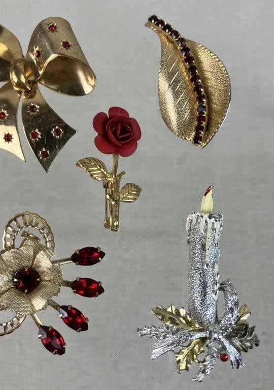 Assortment of Christmas and Plant Brooches - 4