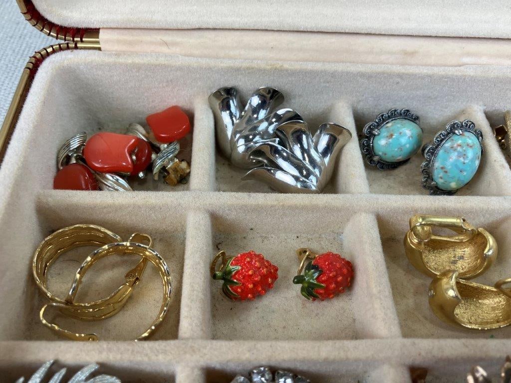 Assortment of Vintage Costume Earrings with Velvet Box - 4