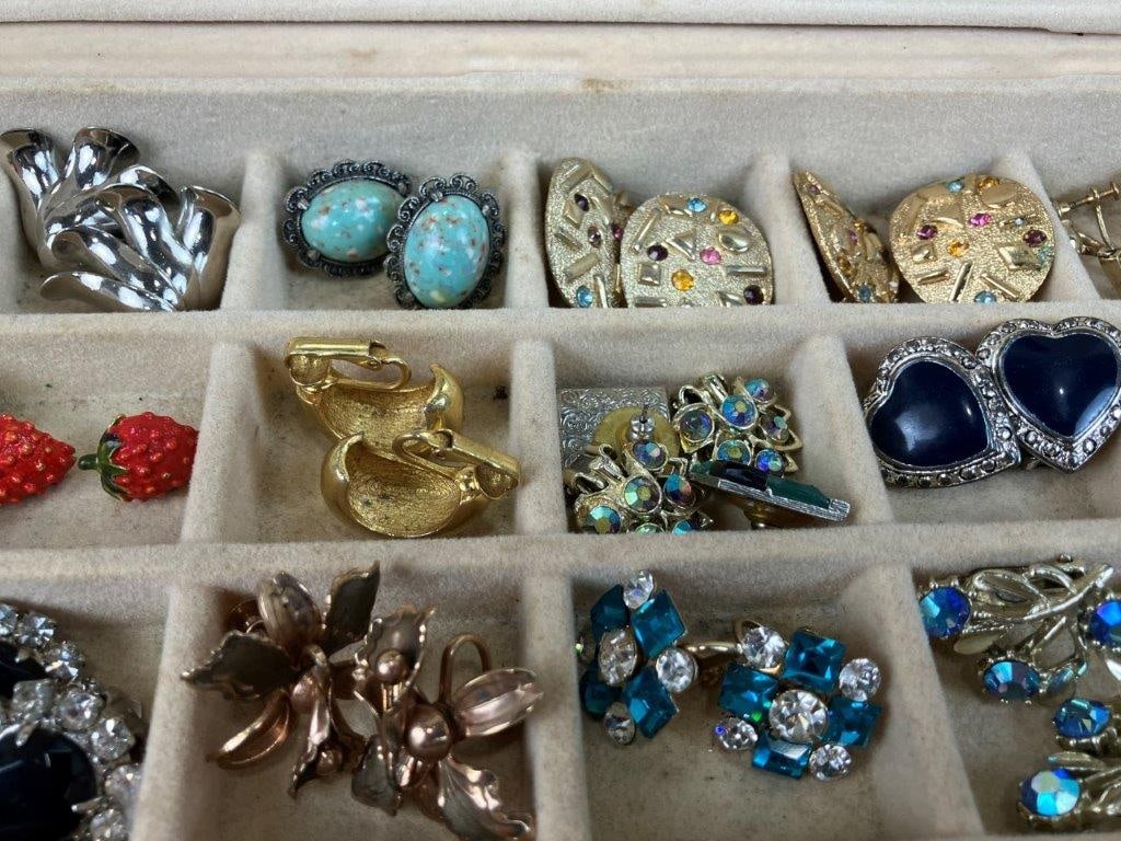 Assortment of Vintage Costume Earrings with Velvet Box - 6