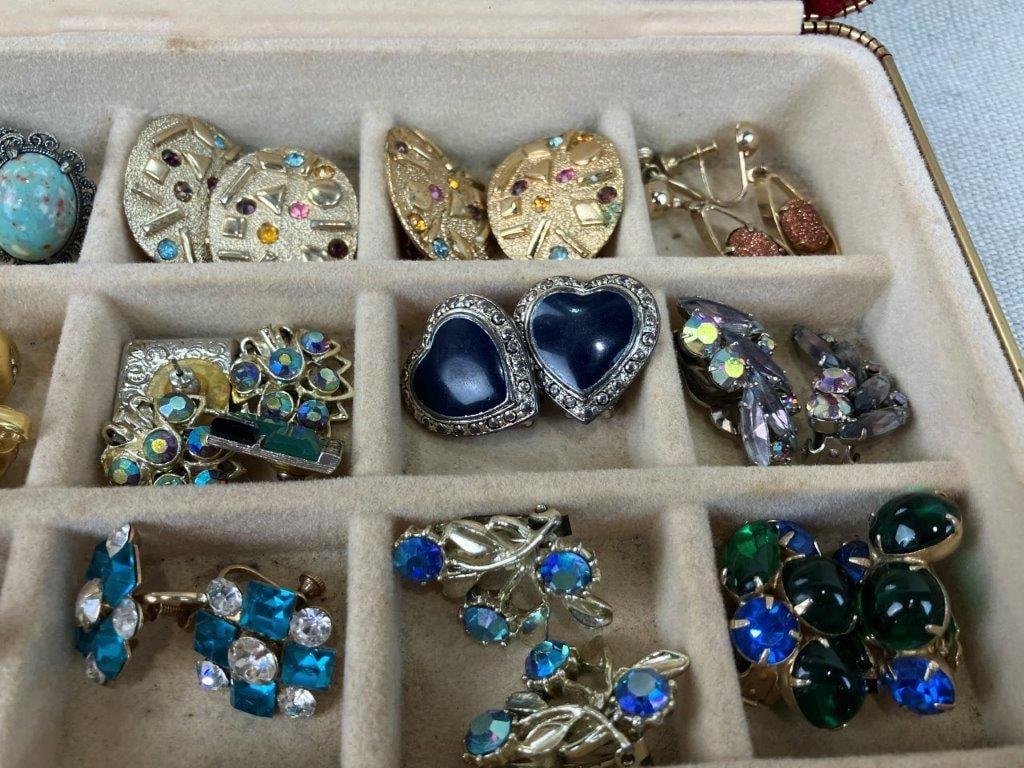 Assortment of Vintage Costume Earrings with Velvet Box - 7