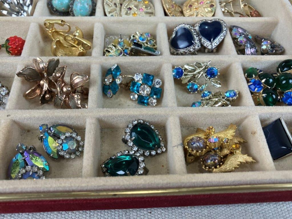 Assortment of Vintage Costume Earrings with Velvet Box - 8