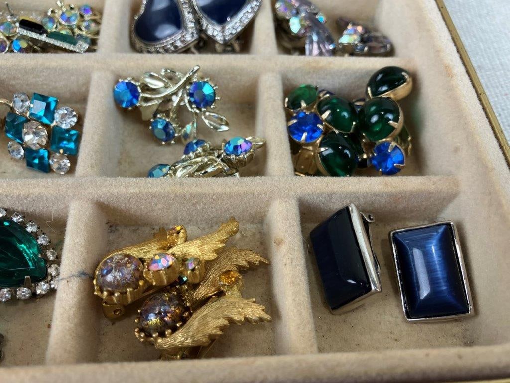 Assortment of Vintage Costume Earrings with Velvet Box - 9
