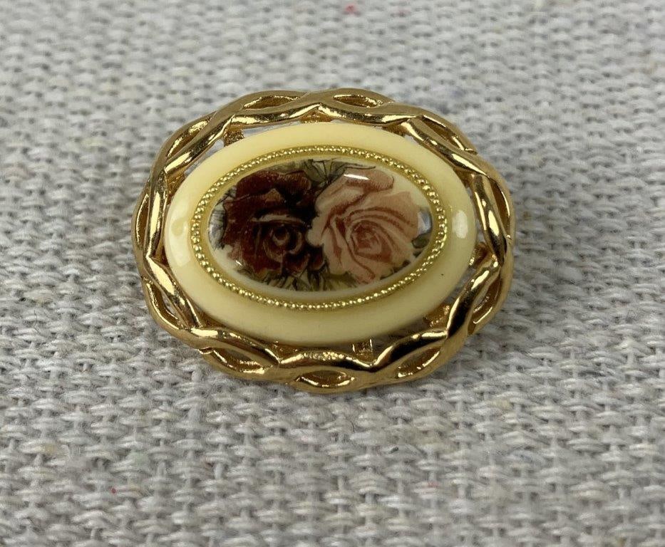 Vintage Cameo Rose Brooch and Earrings - 4