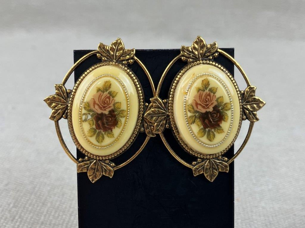 Vintage Cameo Rose Brooch and Earrings - 6