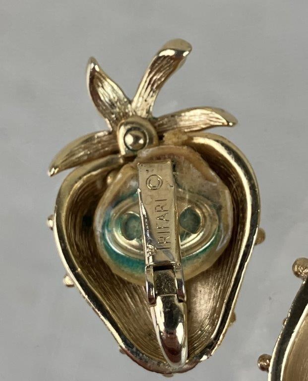 Trifari Gold Tone Strawberry Brooch and Clip-On Earrings - 5