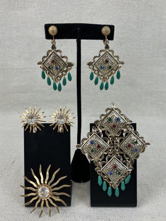 Sarah Coventry Brooches and Earrings: This signed Sarah Coventry collection features two contrasting vintage styles across two brooches and two matching pairs of earrings. The first is the "Temple-Lites" set, featuring a four-panel
