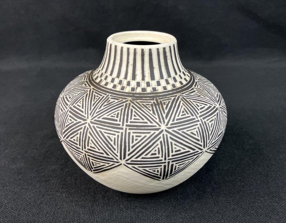 Leslie Thompson Pottery Op Art Vase: Striking piece of modern American studio art pottery beautifully merges mid-to-late 20th-century graphic sensibilities with indigenous heritage, hand-crafted by the accomplished ceramicist Leslie