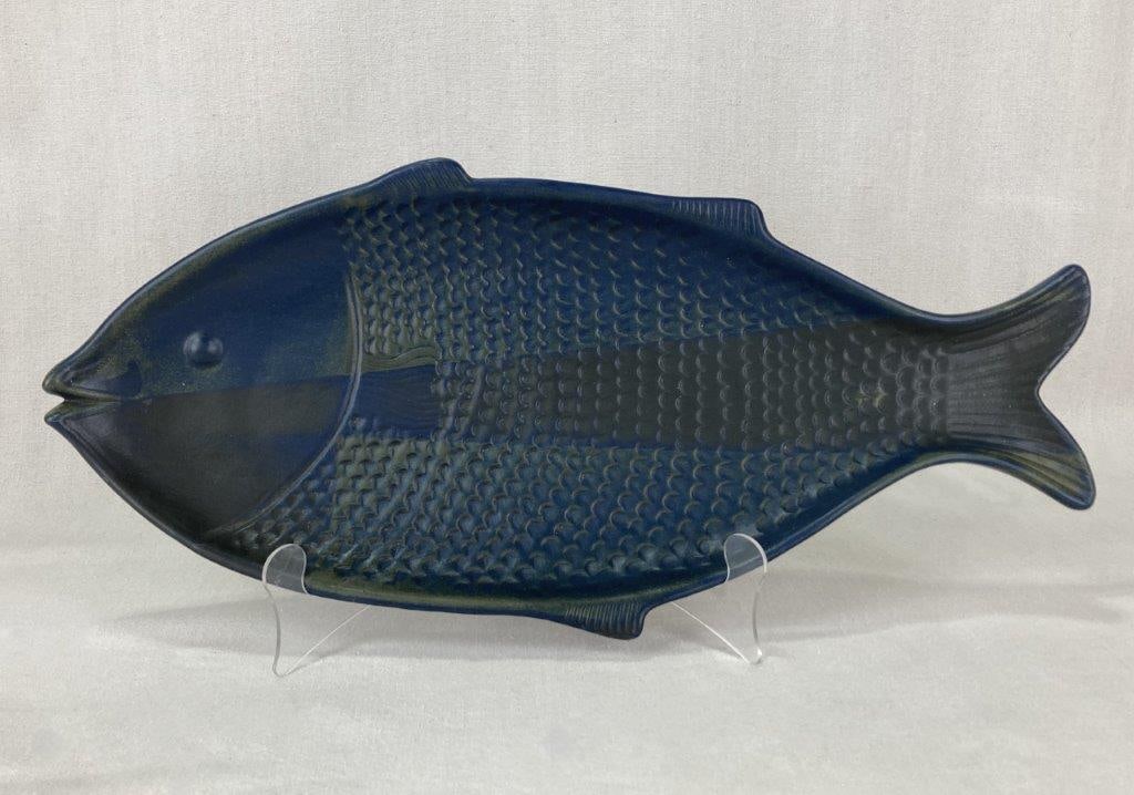 Nancy Patterson Lamb Fish Serving Platter Iron Mountain Pottery: Designed by celebrated ceramicist Nancy Patterson Lamb for Iron Mountain Stoneware, this substantial stoneware serving platter is expertly sculpted into the stylized silhouette of a fish. The piece
