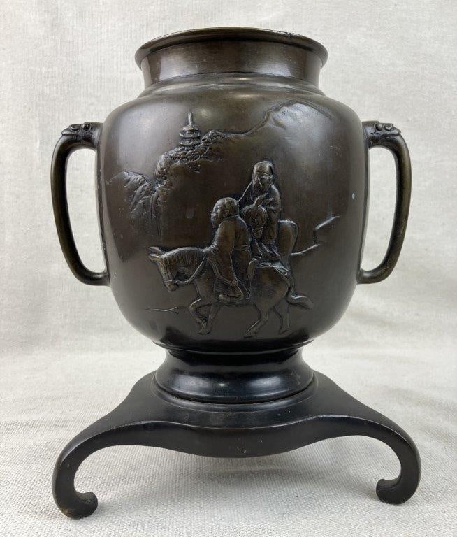 Japanese Bronze Usubata Ikebana Vase: Japanese bronze usubata vase is a classic sculptural vessel designed for the traditional art of ikebana flower arrangement, showcasing fine metal craftsmanship and classical Asian aesthetics. The