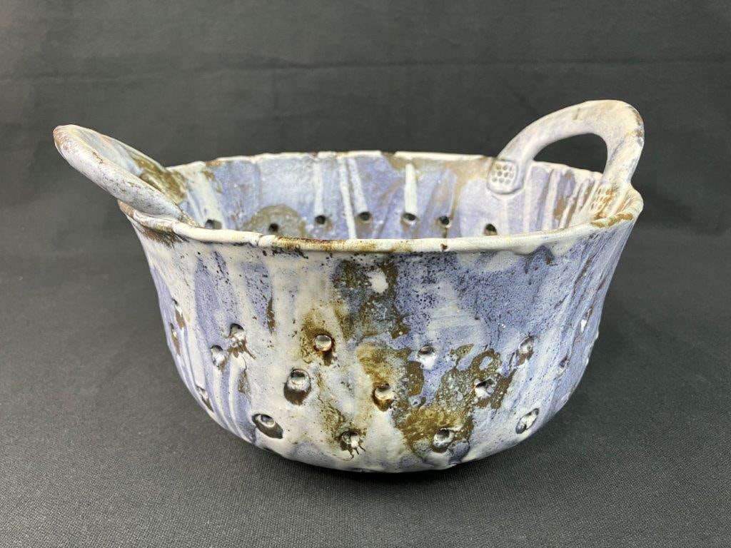 Studio Pottery Berry Bowl: Crafted into a classic colander form, the vessel features an expertly pierced body designed for rinsing and draining fruit, beautifully anchored by two sturdy, hand-applied loop handles. The bowl is
