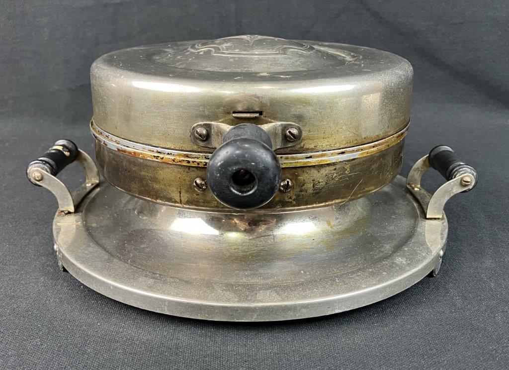 Art Deco Waffle Iron by Landers, Frary, & Clark - 2