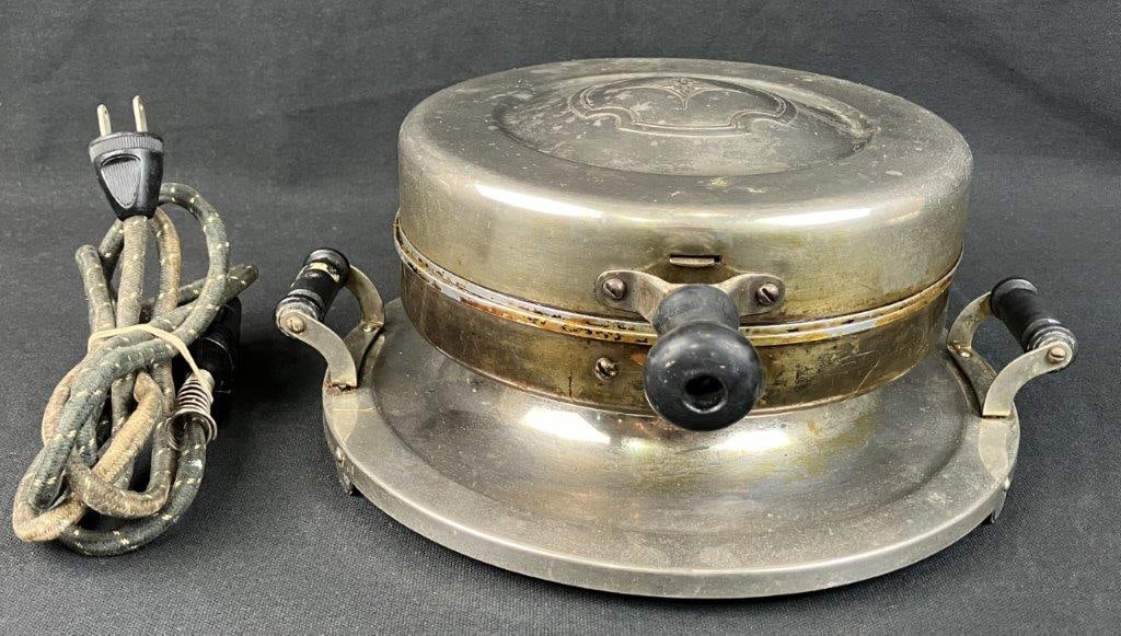 Art Deco Waffle Iron by Landers, Frary, & Clark - 3