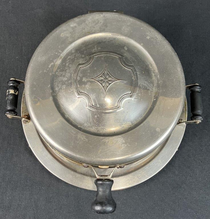 Art Deco Waffle Iron by Landers, Frary, & Clark - 4