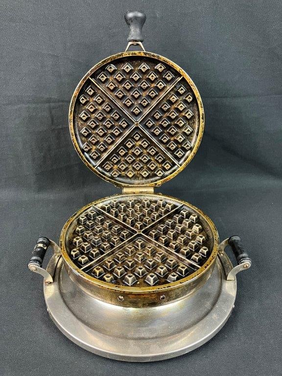 Art Deco Waffle Iron by Landers, Frary, & Clark - 5
