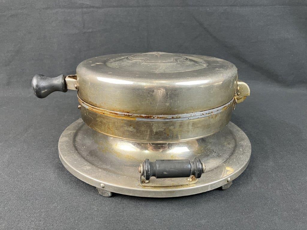 Art Deco Waffle Iron by Landers, Frary, & Clark - 6
