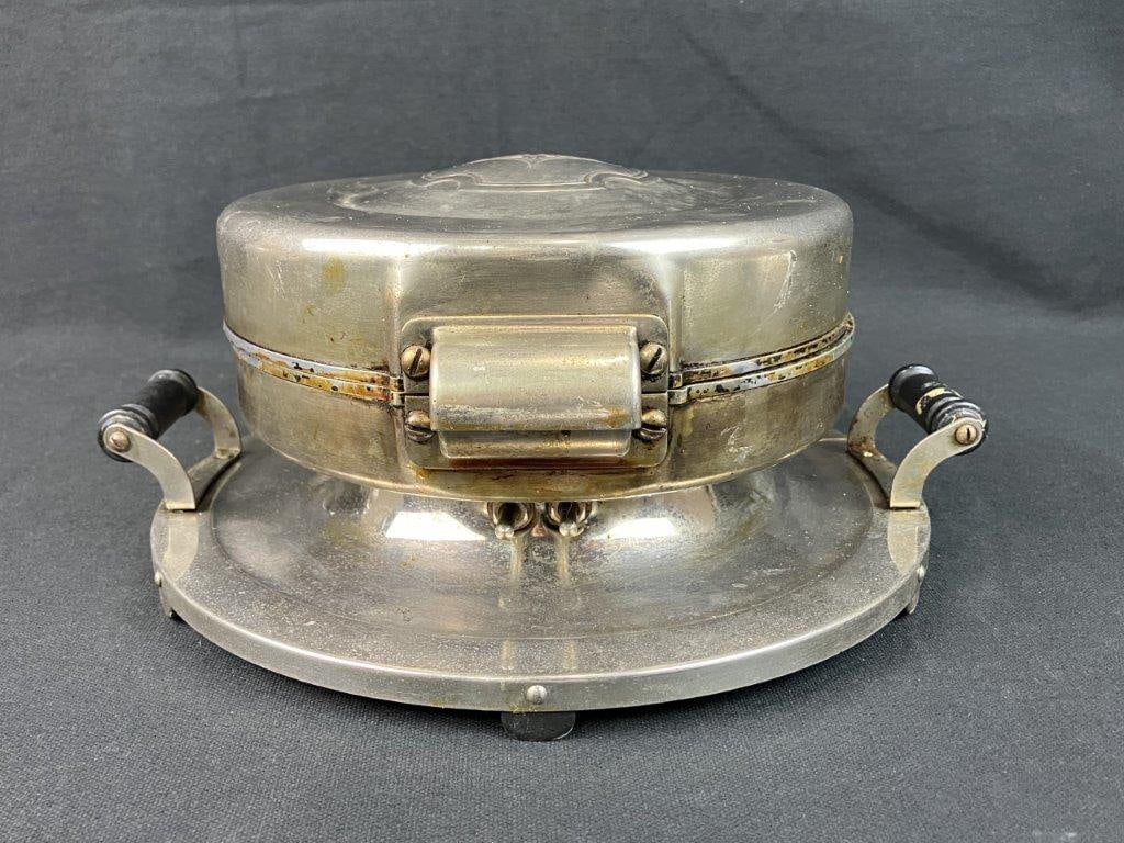 Art Deco Waffle Iron by Landers, Frary, & Clark - 7