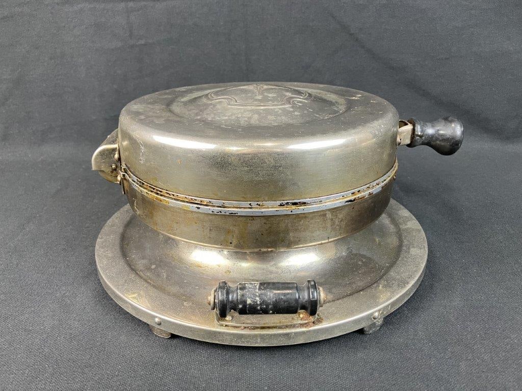 Art Deco Waffle Iron by Landers, Frary, & Clark - 8