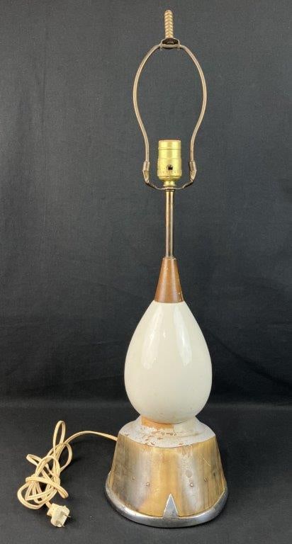 Mid-Century Modern Horse Hoof Lamp: The distinctive base features a genuine, natural horse hoof form accented by a polished chrome horseshoe, which rises to meet a fluidly curving ceramic central body. This thoughtful juxtaposition of