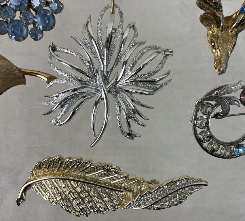 Assortment of Vintage Brooches Including Sarah Coventry - 4