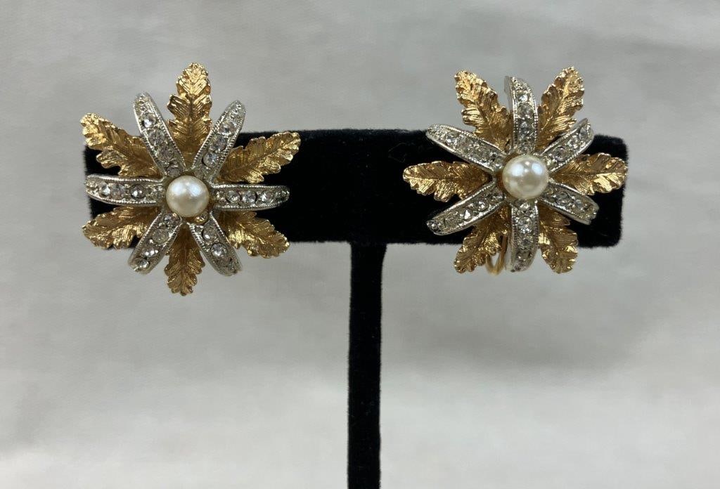 Mode Art Gold-Tone Wreath Jewelry Assortment - 2