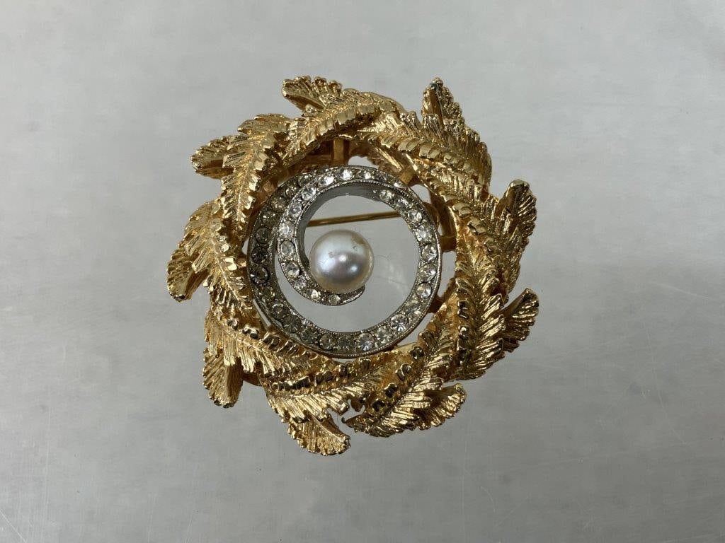 Mode Art Gold-Tone Wreath Jewelry Assortment - 3